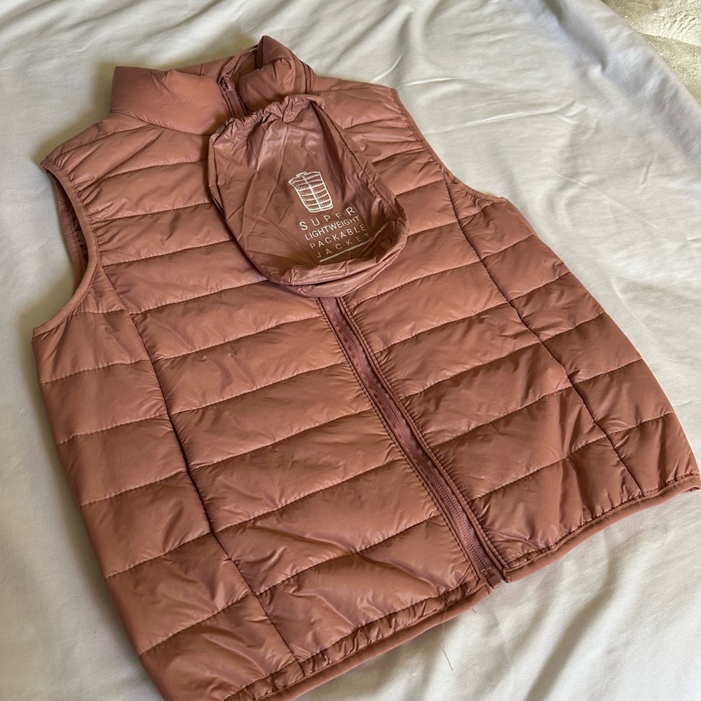Lightweight packable jacket with storage